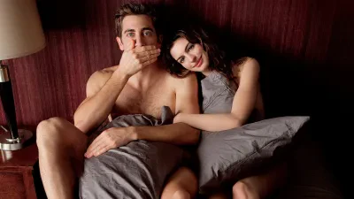 Va recomandam un film romantic super bun cu Jake Gyllenhaal si Anne Hathaway, disponibil pe Netflix!