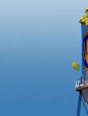 Netflix și Paramount nu mai sunt singuri: Un nou competitor vizează Warner Bros!