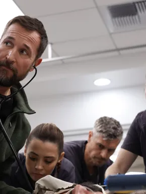 „The Pitt” continuă: HBO Max confirmă sezonul 3 înainte de debutul sezonului 2!