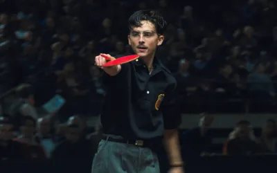 Când apare în cinematografele din România filmul „Marty Supreme”, pentru care Timothée Chalamet a câștigat primul său Glob de Aur?