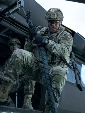 Nu o să-ți vină să crezi ce film apare pe Netflix cu Alan Ritchson, starul din „Reacher”!