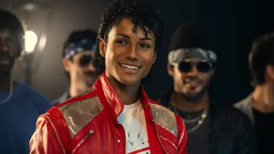 Criticii îl distrug, publicul îl ridică în slăvi: filmul despre Michael Jackson face istorie!
